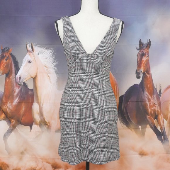 Topshop Dresses & Skirts - Top Shop Black White Plaid Deep V Neck Sleeveless Bodycon Size US 2 Mini Dress